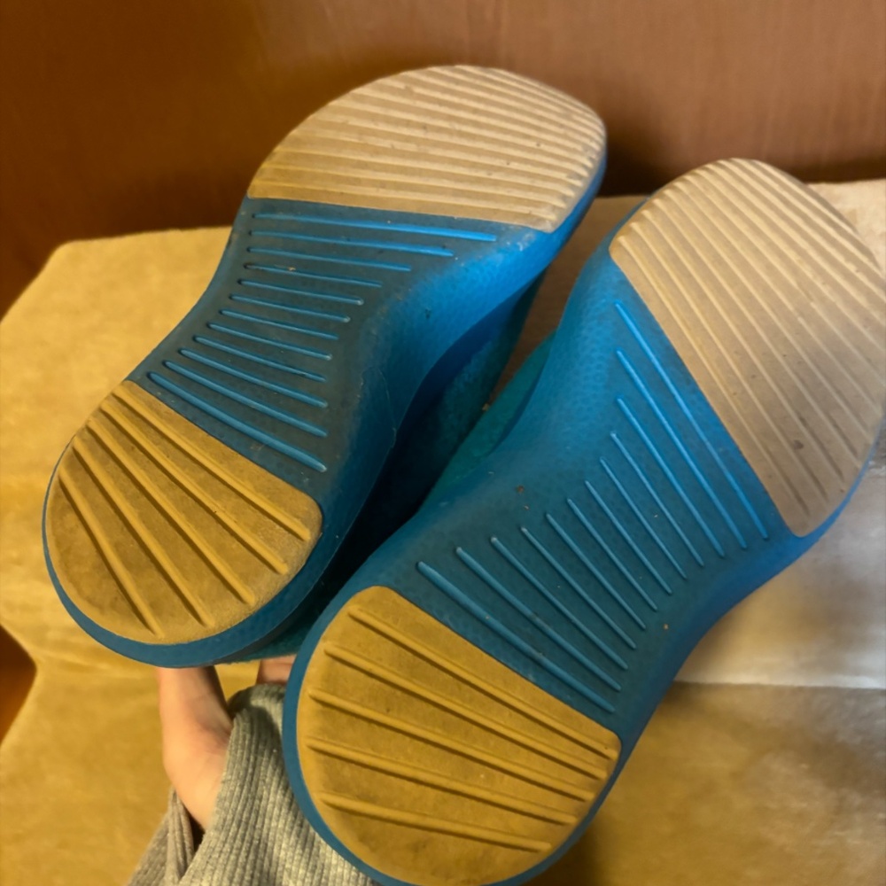 This is a Women's Allbirds Wool Runner Mizzles in Thrive Teal. - Picture 4 of 4